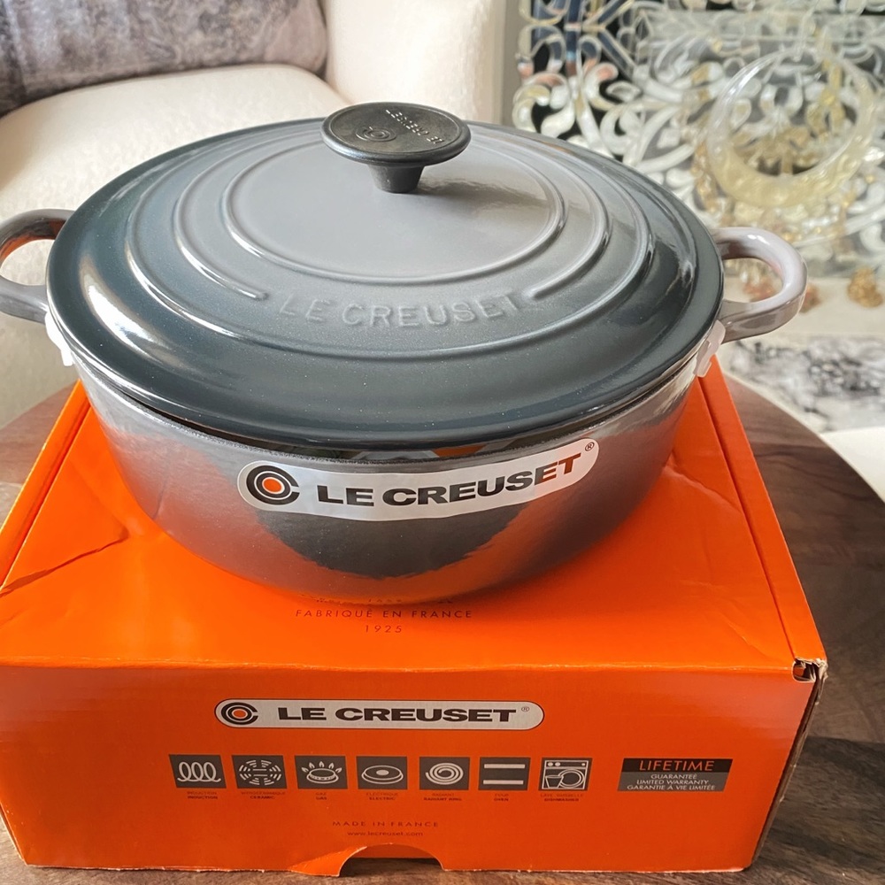 Le Creuset round WIDE Dutch oven (3.5 qt)